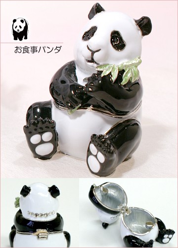 笹を食べるキュートなパンダ♪