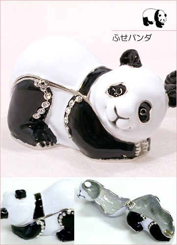 ゴロンと寝そべったパンダ