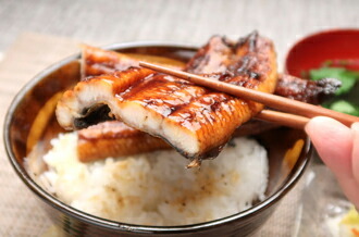 餌は、粉末状のアジ、イワシの魚粉の他、生餌を混ぜ、良質なウナギに育ちました。食品添加物を使わず、「再仕込み醤油」と本みりんを原料にした本格だれで焼き上げてあります。もちろん、長焼き1本に、タレとさんしょうが1袋ずつ、付きます。ふわっとした柔らかさを味わえます焼き上げてから、急速冷凍してあるので、必要な分だけ、解凍してください。フライパンと魚焼きグリルを使って、柔らかなウナギを食べることができます。しおりを入れおきますので、お試しください。    