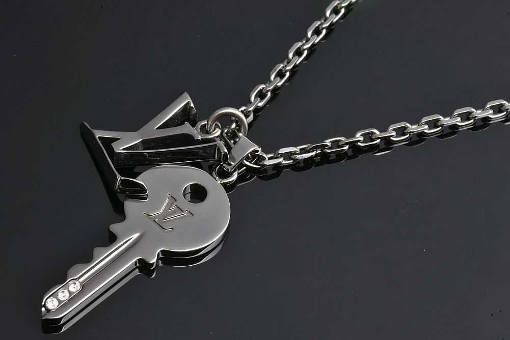 LOUIS VUITTON（ルイ・ヴィトン） ヴィトン ペンダント LV イニシャル