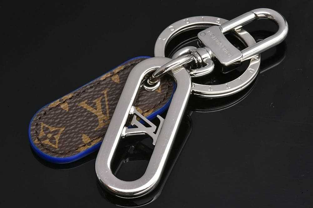 VUITTON チャーム LOUIS VUITTON ヴィトン キーホルダー LV シグネチャー チェーン