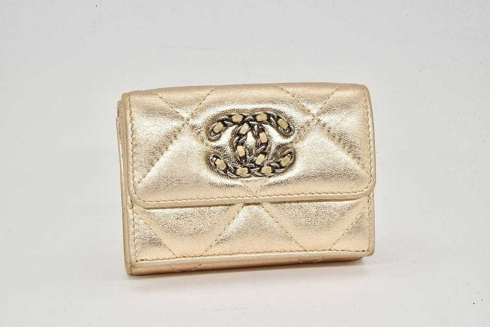 【みーちゃんさん専用】シャネル19　ラムスキン　ジップウォレット みーちゃんさん専用】シャネル19 ラムスキン ジップウォレット みー