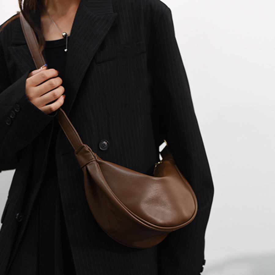ハーフムーンショルダーバッグボディバッグ 合わせやすいbag 通勤通学軽量バッグ 三日月 餃子バッグ 2023 | ブランド登録なし | 01
