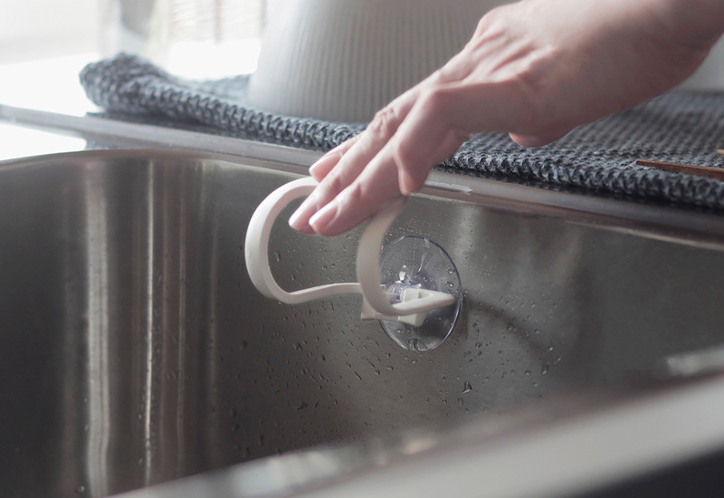 キッチンシンク吸引ホルダー 吸引カップスポンジホルダー 半円　アーチ丸型 marna マーナ 抗菌スポンジホルダー スポンジホルダー スポンジラック