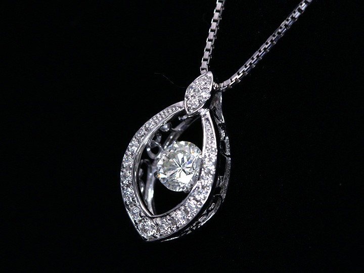ダイヤモンド0.20ct K18WGダンシングストーンネックレス ひし形の中で 