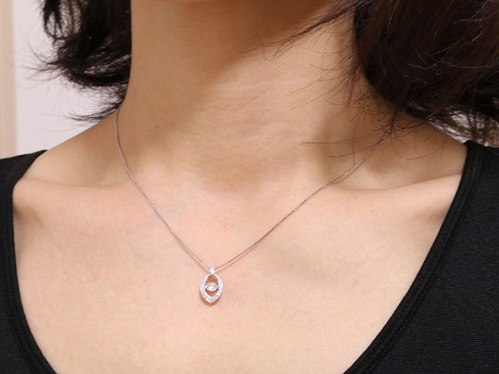 ダイヤモンド0.20ct K18WGダンシングストーンネックレス ひし形の中で 