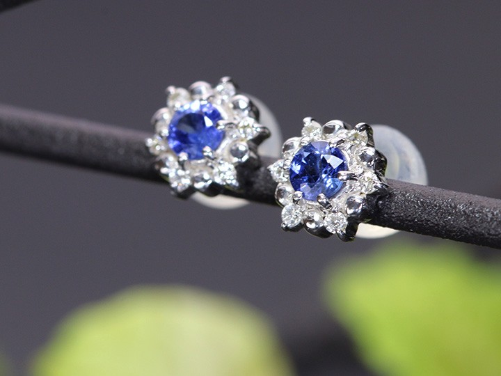 サファイヤ 爽やかなブルー ダイヤ取り巻き ピアス 清楚な雰囲気 K18WG