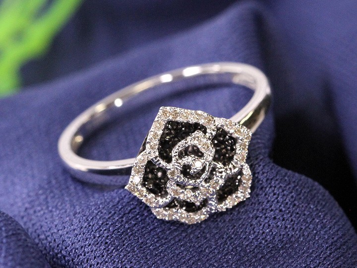 ブラックダイヤモンドの上品なバラ薔薇モチーフ立体的K18WGリング 指輪 