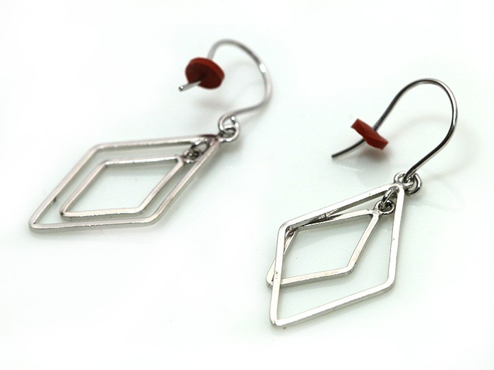 K18WG【刻印有り】幾何学デザイン地金ピアス 地金K18WGピアス ひし形の幾何学模様が揺れる フック式 イヤリング可