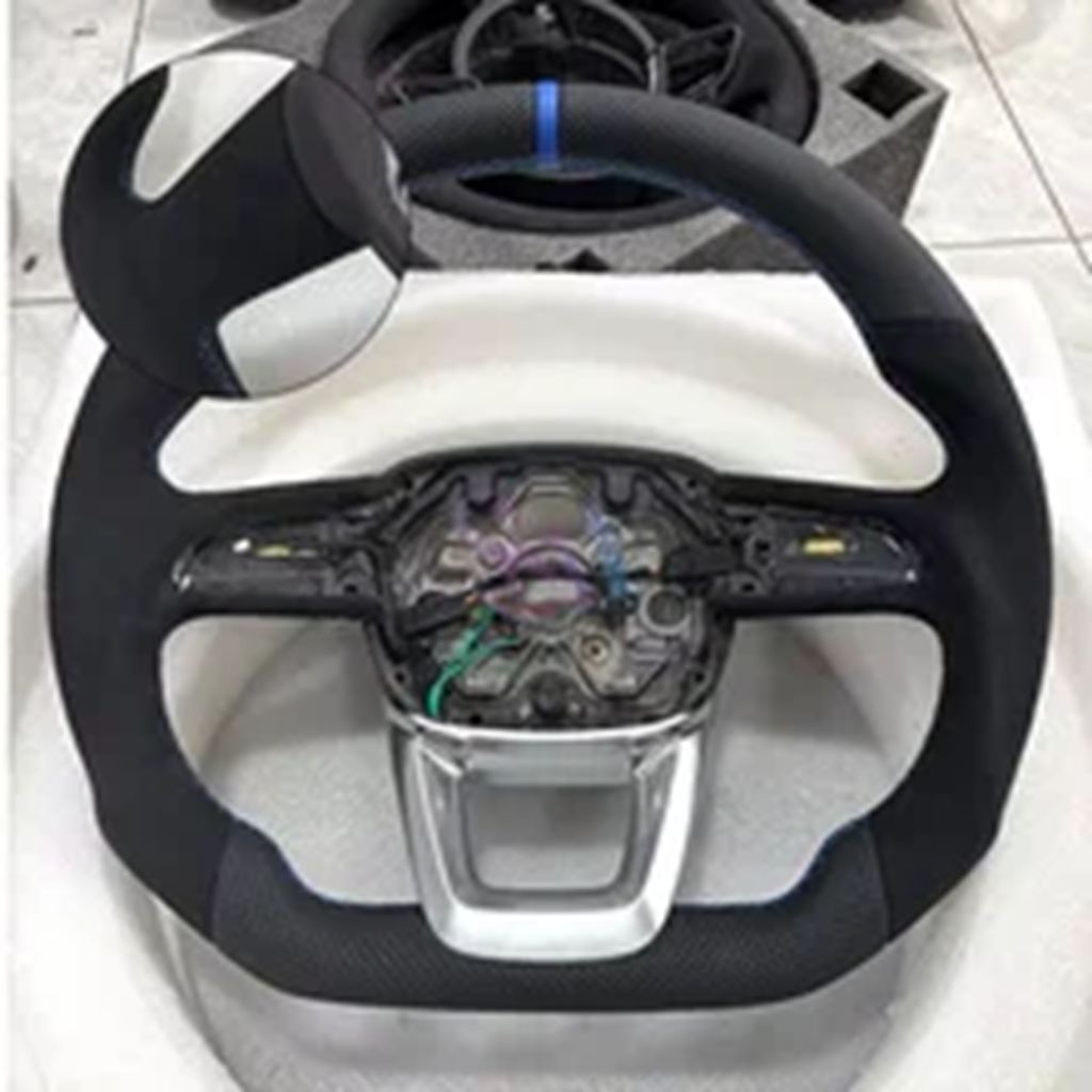 並行輸入品 アウディ A6 C8 A7 黒色車用パーツ穴 振動機能加熱機能付き アルカンターラデザインステアリングホイールの画像