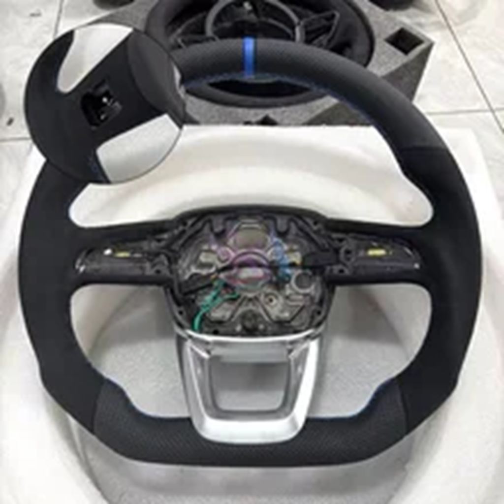 並行輸入品 アウディ A6 C8 A7 黒色車用パーツ穴 振動機能加熱機能付き アルカンターラデザインステアリングホイールの画像
