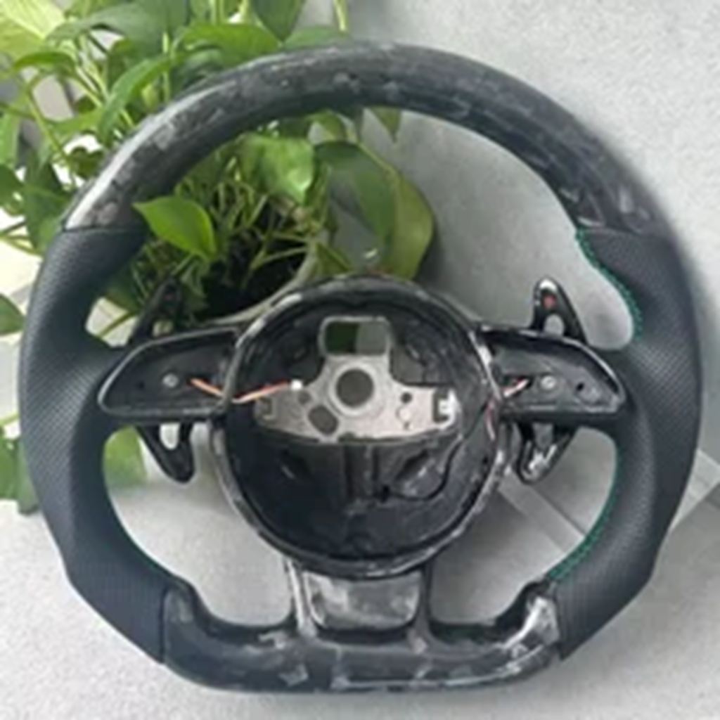 並行輸入品 アウディRS A3 A4 A5ステアリングホイール カーボン穴あきレザーステアリングホイール シフトパドル付きの画像
