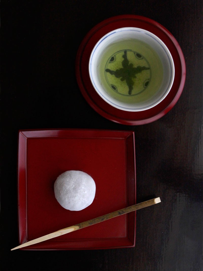 漆器・朱舟型縁角皿・奥田志郎《小皿・14.0cm》 : 和食器の愉しみ 工芸