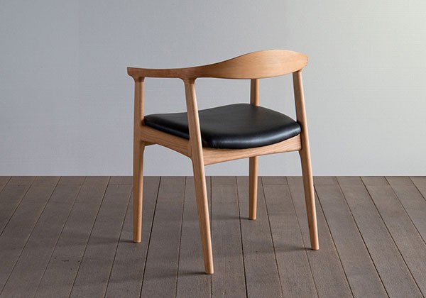 金属製の黒い椅子 Amazon｜SEVEN CHAIR（セブン・チェア）ブラック脚：ブラック