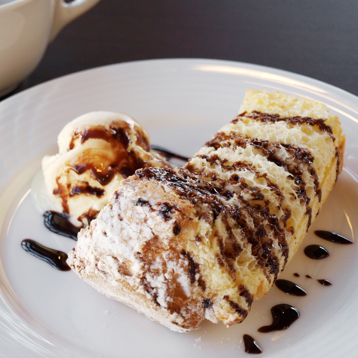 プレーンテイストは、もちろんそのまま食べても、クリームやコンフィチュール・アイスとデコレーションしても美味しくお召し上がりいただけます。