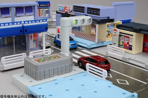 送料無料 トミカ トミカタウン 光る信号機 4904810595861の説明 - 通販