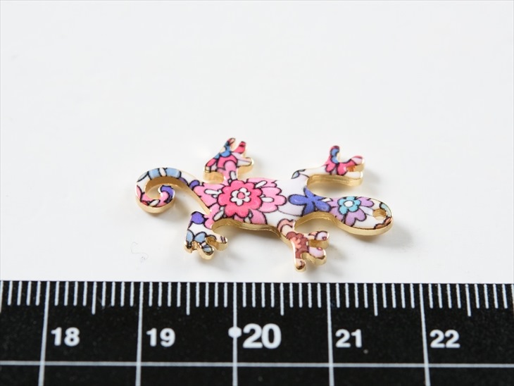 メタルチャーム 花柄トカゲ 29mm ピンク 1個 1ヶ 通し穴付 金属