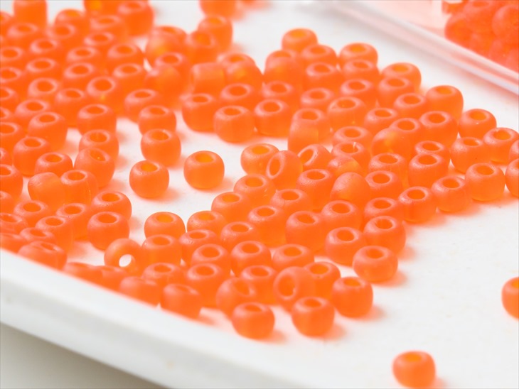ビーズ 丸小ビーズ col.M6 マットオレンジ 2mm オレンジ 10g 約0.2cm 