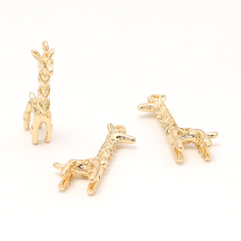 立体メタルチャーム キリンモチーフ カン付き ゴールド 13×23mm（8ヶ