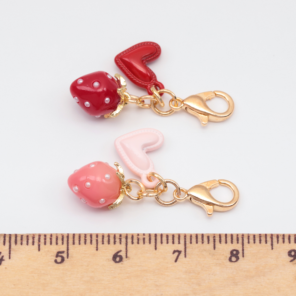 いちごキーホルダー ぷっくりハートチャーム付き 苺ストラップ イチゴ