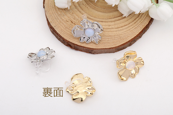 樹脂ノンホールピアス フラワー ホワイトオパール付き 18×20mm（1ペア