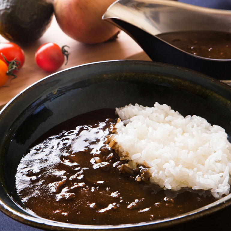 ☆ 宮城牛すじ黒カレー 中辛 200g 12箱セット 送料無料 株式会社や