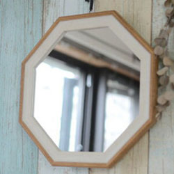 八角形の鏡を玄関に飾ると風水で開運に繋がると言われています