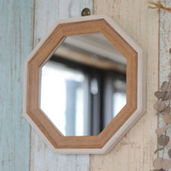 八角形の鏡を玄関に飾ると風水で開運に繋がると言われています