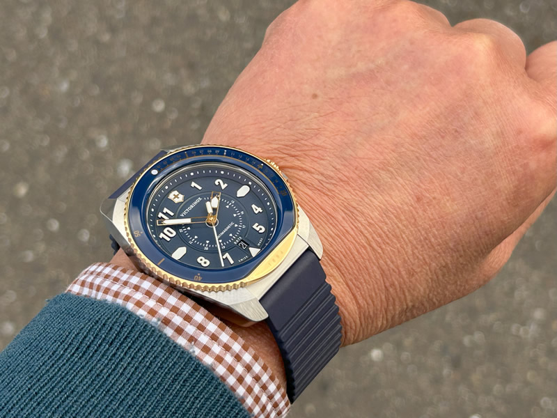 Victorinox ネイビー 腕時計 Amazon | VICTORINOX(ビクトリノックス) I.N.O.X. Small 腕時計