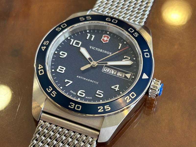 VICTORINOX SWISS ARMY クォーツ　時計 Victorinox SWISS ARMY Mens 24095 Two Tone Sapphire Crystal