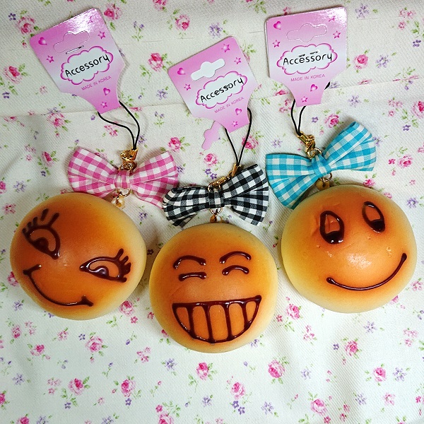 ストラップ smile 本物みたい ふわふわのパンのような 携帯ストラップ（スマイル_