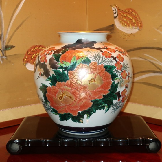 伝統工芸　九谷焼花瓶　本金牡丹梅