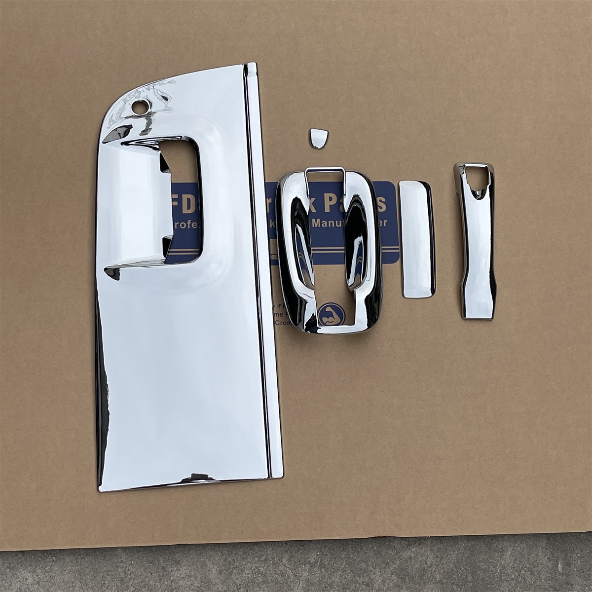 いすゞ ギガ 320フォワード メッキ セット トラック用品 メッキパーツ( クローム,  ドアハンドルガーニッシュ)｜zebrand-shop