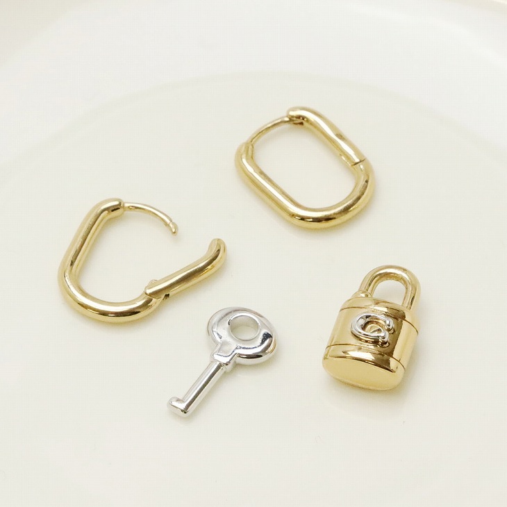 COACH コーチ パドロック 鍵モチーフ 左右非対称ピアス 38175