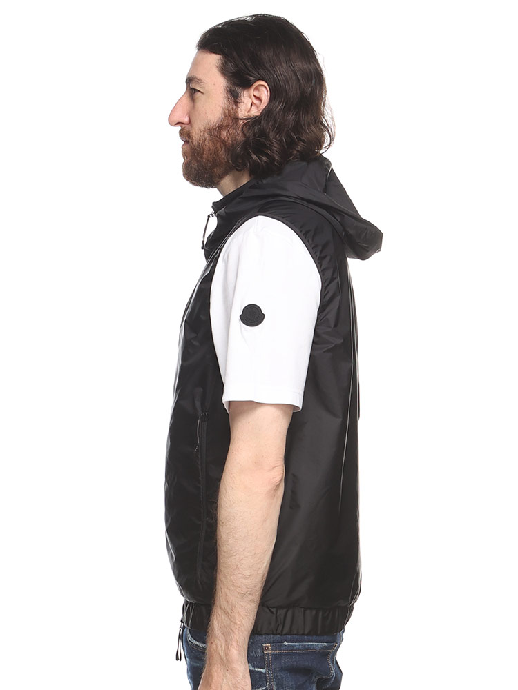 MONCLER（モンクレール） 撥水 ナイロン ワンポイントロゴ フード付き