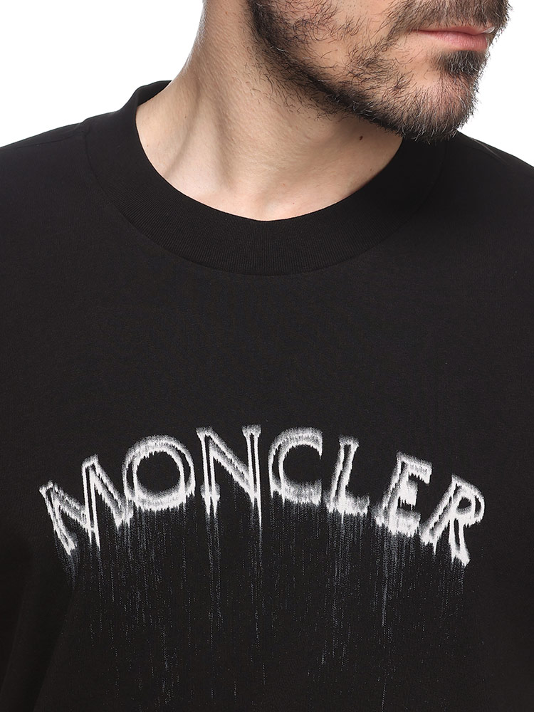 MONCLER ロコハッチクルネックTシャツ K10918C0000589A17 207 MONCLER / モンクレール フロックド ロゴ Tシャツ メンズ 半袖