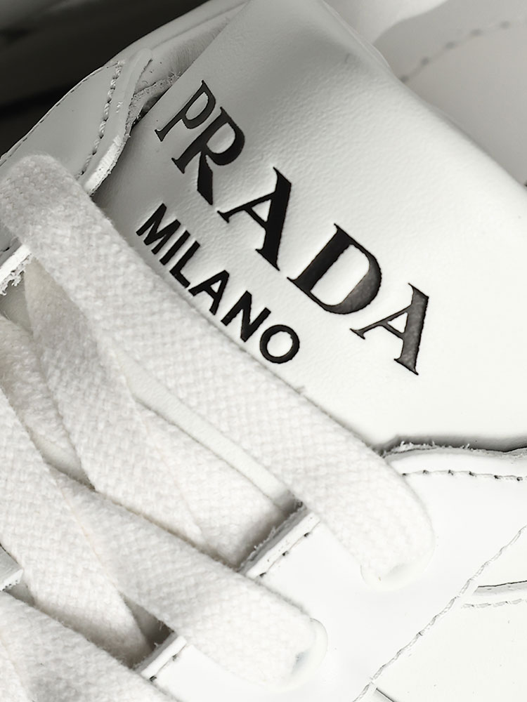 PRADA（プラダ） ロゴ レザー ローカット スニーカーダウンタウン