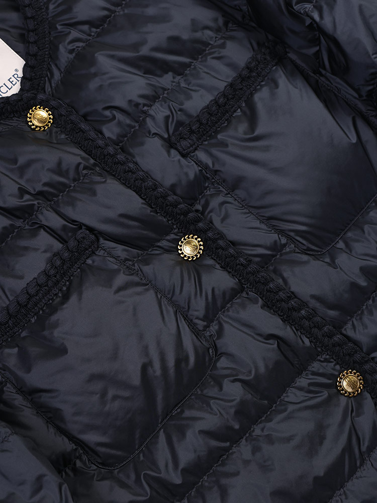 MONCLER（モンクレール） 編み込みトリム ゴールドボタン ノーカラー