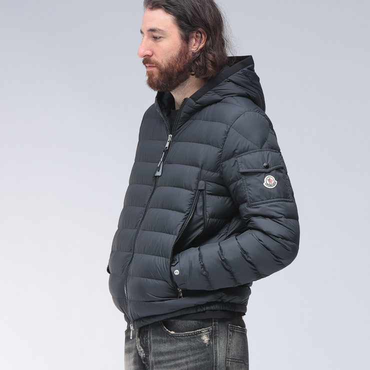 MONCLER（モンクレール） フード フルジップ ライトダウン パーカー