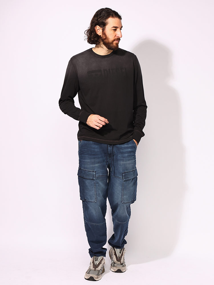 DIESEL>>ディーゼル ロゴ パッチ ワイドレッグ カーゴ ジーンズ Diesel カーゴジーンズ | ブルー | FARFETCH JP