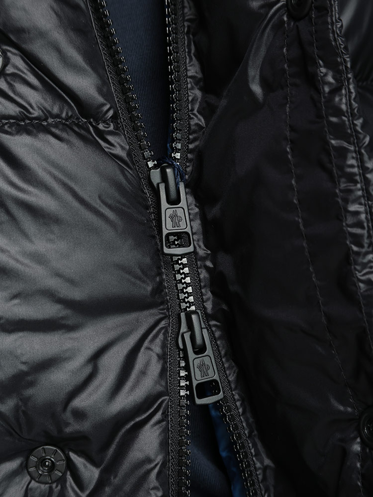 MONCLER（モンクレール） 袖ロゴパッチ ボタン＆ジップ開閉 ショート