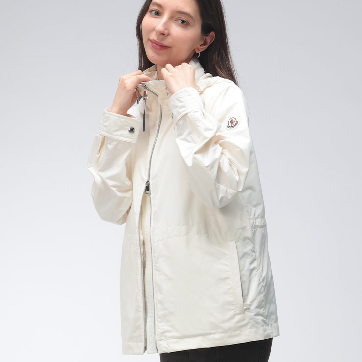 美品　MONCLER フード付きホワイトジャケット　ブルゾン　マウンテンパーカー MONCLER（モンクレール） ウインドブレーカー MIRA 034ホワイト 薄手