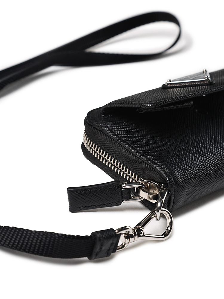 【Prada】ロゴ プレート フロント フラップ ウォレット 送料込み PRADA プラダ レザー プレートロゴ ストラップ付 ミニウォレット