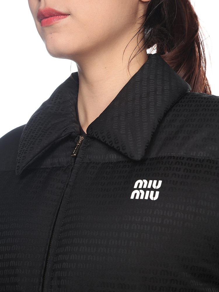miumiu 総柄　ロゴ　ダウンジャケット MIU MIU (ミュウミュウ) ロゴ総柄 フルジップ クロップド ダウン