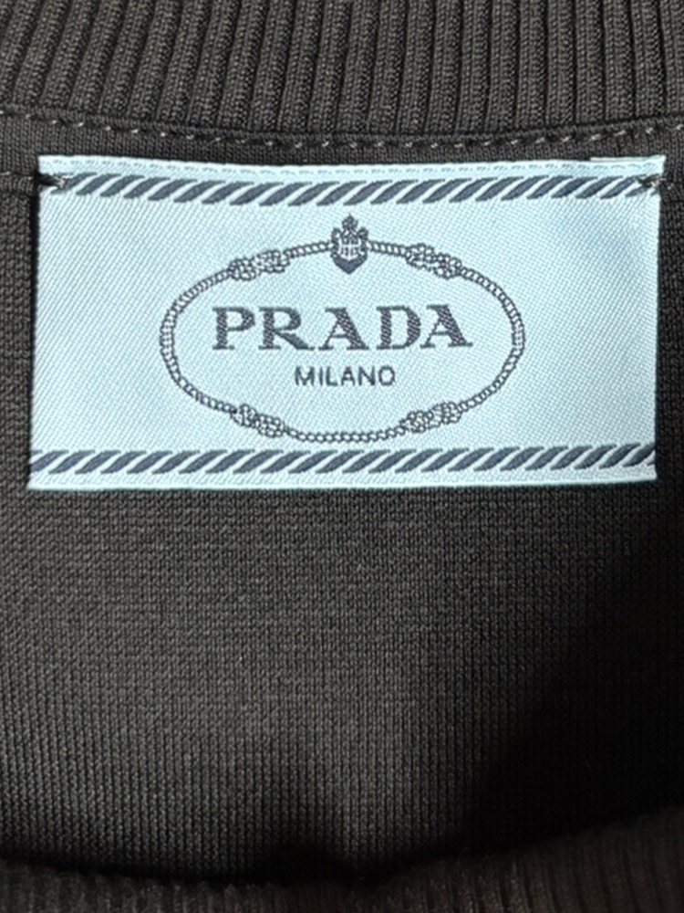PRADA（プラダ） 立体ロゴ サイドジッパー ポケット付き ショート丈