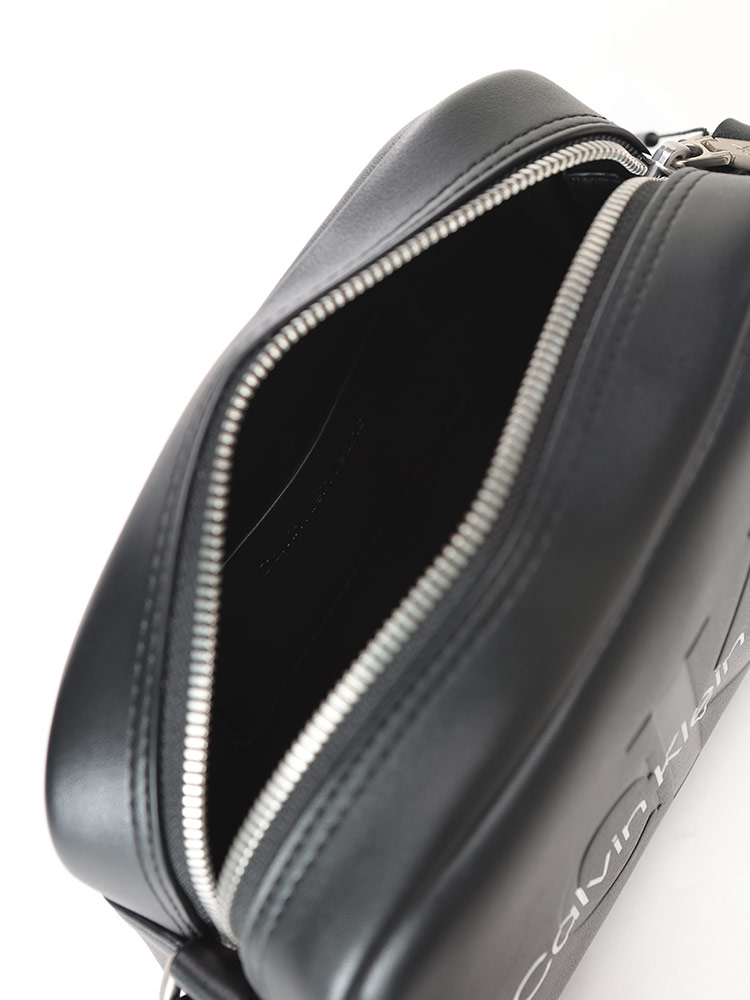 美品✨ カルバンクライン ショルダーバッグ オールレザー ロゴ型押し ブラック Calvin Klein (カルバンクライン) フェイクレザー ロゴ