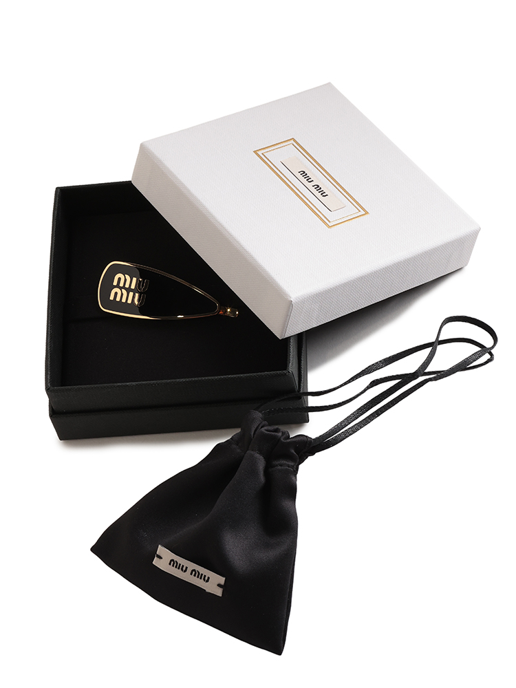 E*a様 miu miu ミニヘアクリップ Miu Miu レザー ヘアクリップ | ホワイト | FARFETCH JP