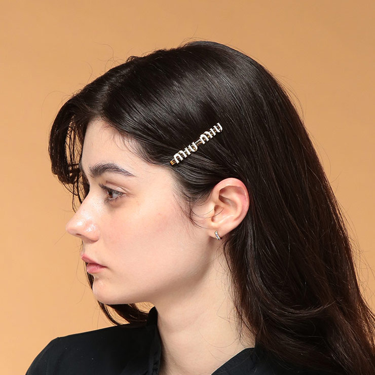 miu miu（ミュウミュウ） レディース ヘアピン ロゴ エナメルメタル