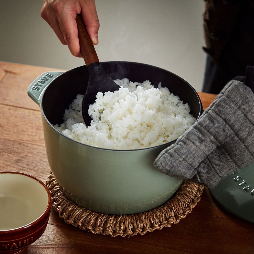 ストウブ 鍋 ごはん L 20cm ユーカリ ラ・ココット de GOHAN STAUB 丸 ホーロー鍋 炊飯鍋 ご飯鍋 ごはん鍋｜zwilling-shop｜02